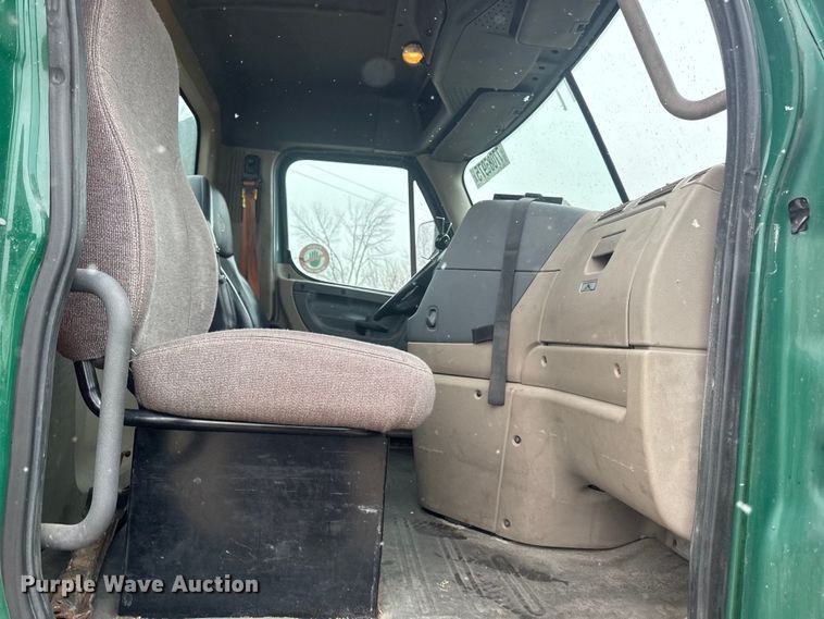 image for item YA2394 2017 Freightliner Cascadia 125 semi truck