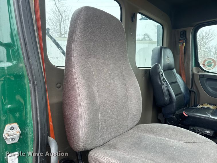 image for item YA2394 2017 Freightliner Cascadia 125 semi truck