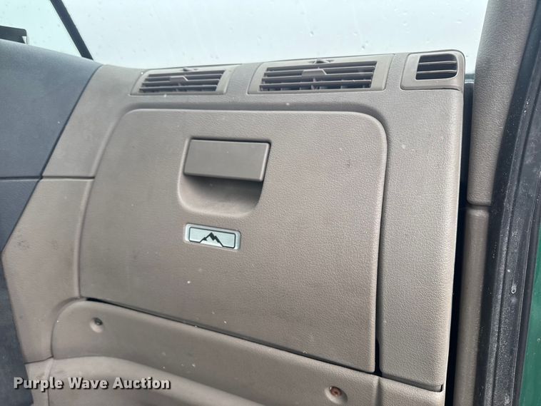 image for item YA2394 2017 Freightliner Cascadia 125 semi truck