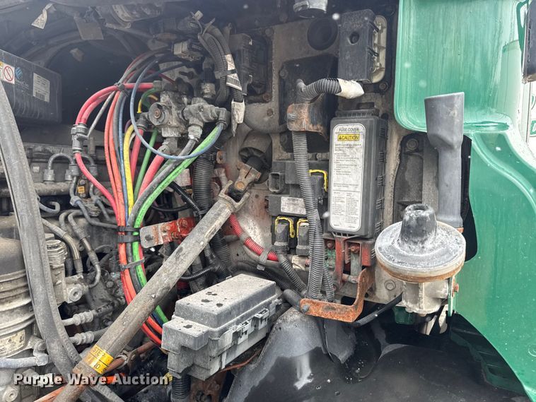 image for item YA2394 2017 Freightliner Cascadia 125 semi truck