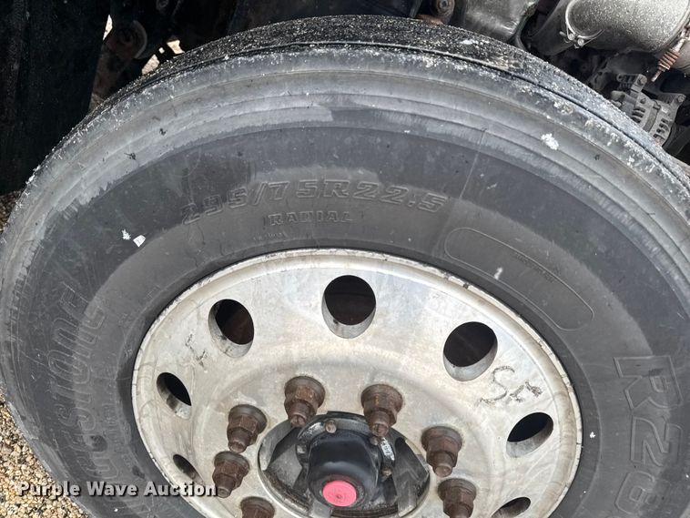 image for item YA2394 2017 Freightliner Cascadia 125 semi truck