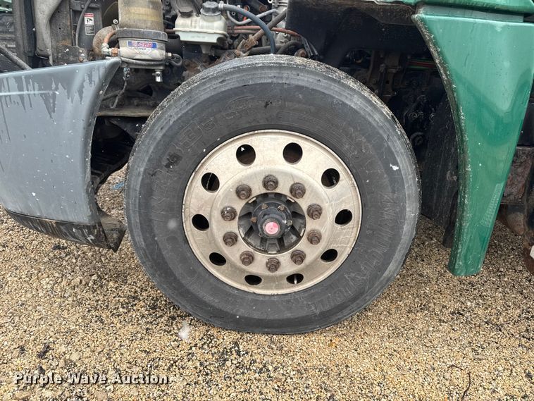 image for item YA2394 2017 Freightliner Cascadia 125 semi truck