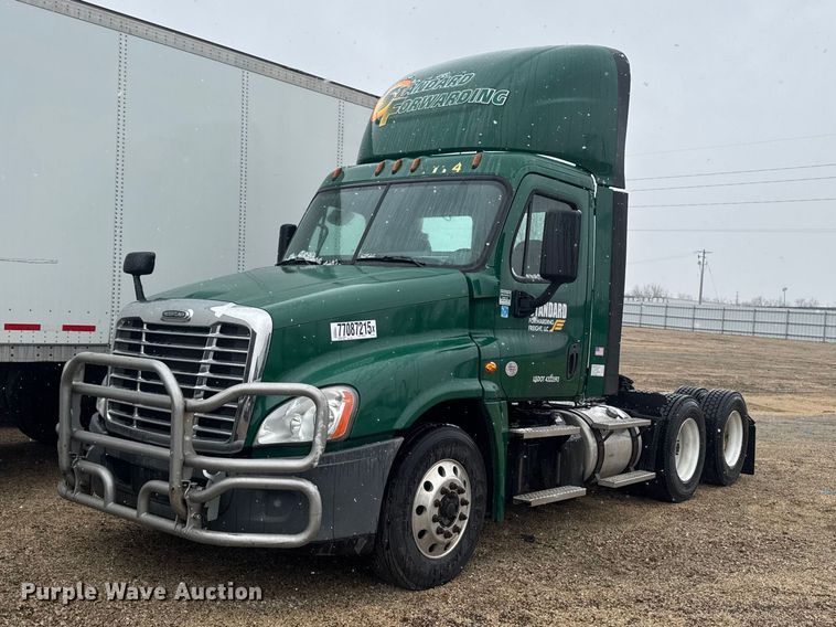 image for item YA2395 2017 Freightliner Cascadia 125 semi truck