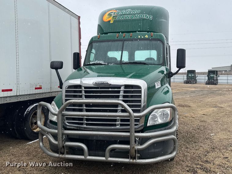 image for item YA2395 2017 Freightliner Cascadia 125 semi truck