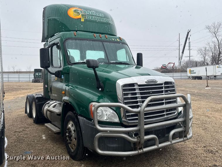 image for item YA2395 2017 Freightliner Cascadia 125 semi truck