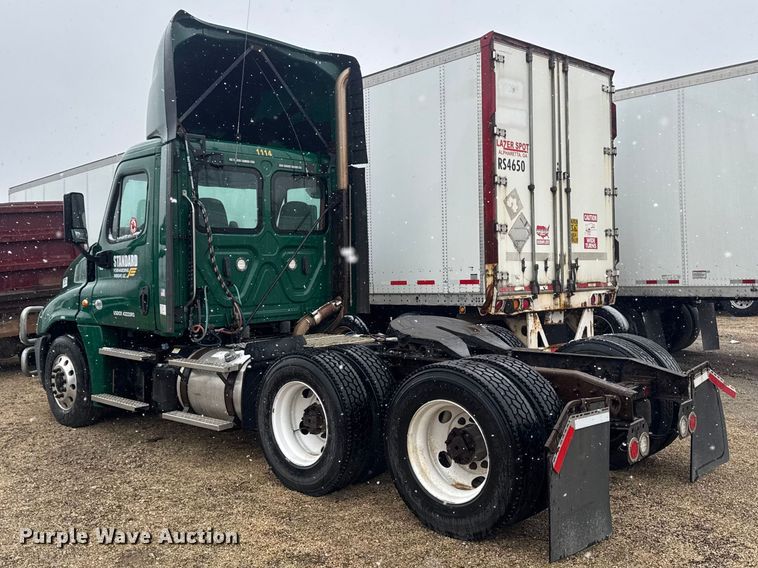 image for item YA2395 2017 Freightliner Cascadia 125 semi truck