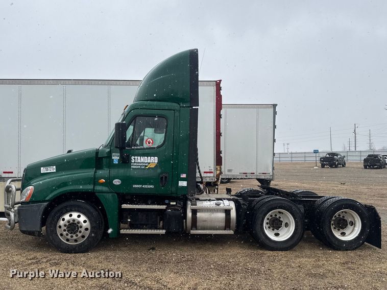 image for item YA2395 2017 Freightliner Cascadia 125 semi truck