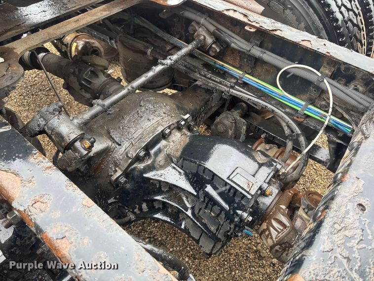 image for item YA2395 2017 Freightliner Cascadia 125 semi truck