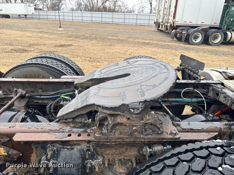 image for item YA2395 2017 Freightliner Cascadia 125 semi truck