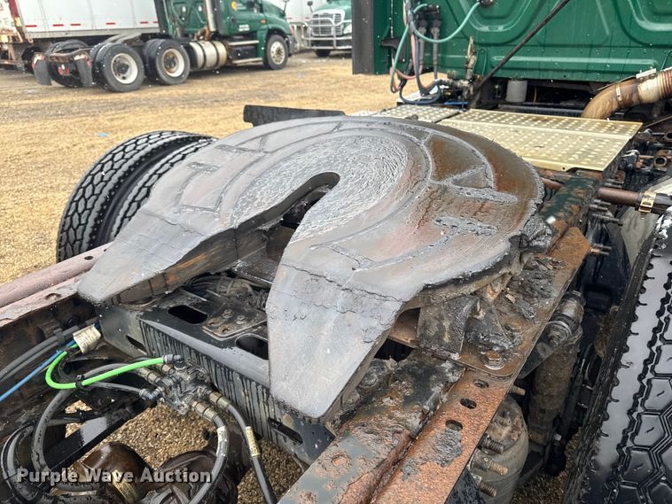 image for item YA2395 2017 Freightliner Cascadia 125 semi truck