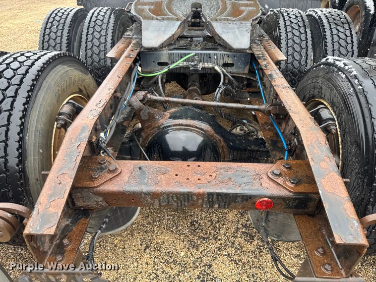 image for item YA2395 2017 Freightliner Cascadia 125 semi truck