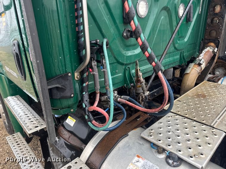 image for item YA2395 2017 Freightliner Cascadia 125 semi truck