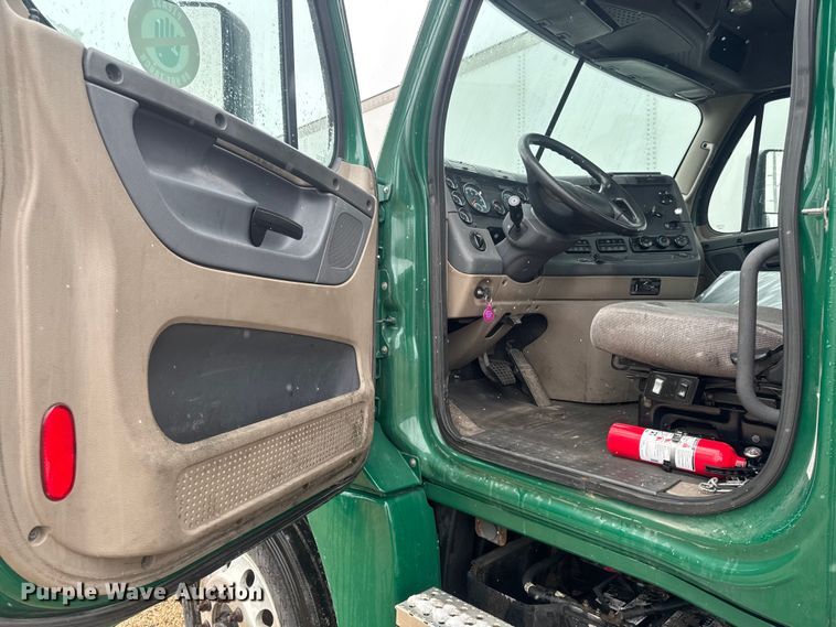 image for item YA2395 2017 Freightliner Cascadia 125 semi truck