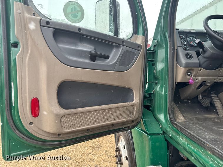 image for item YA2395 2017 Freightliner Cascadia 125 semi truck