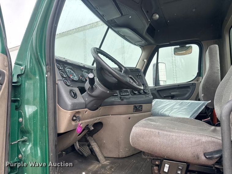 image for item YA2395 2017 Freightliner Cascadia 125 semi truck