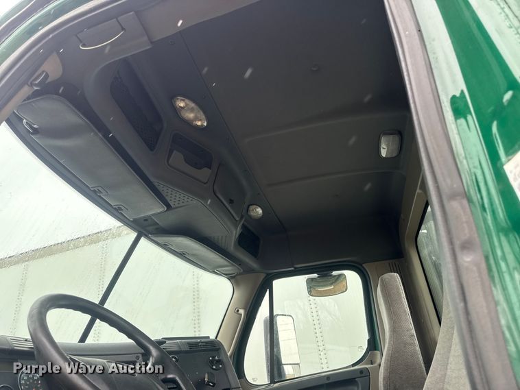 image for item YA2395 2017 Freightliner Cascadia 125 semi truck