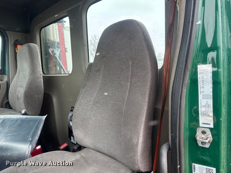 image for item YA2395 2017 Freightliner Cascadia 125 semi truck