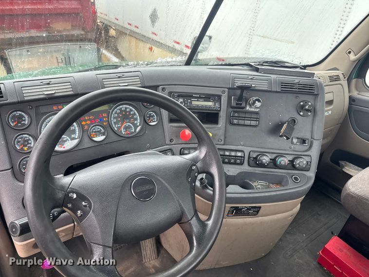 image for item YA2395 2017 Freightliner Cascadia 125 semi truck