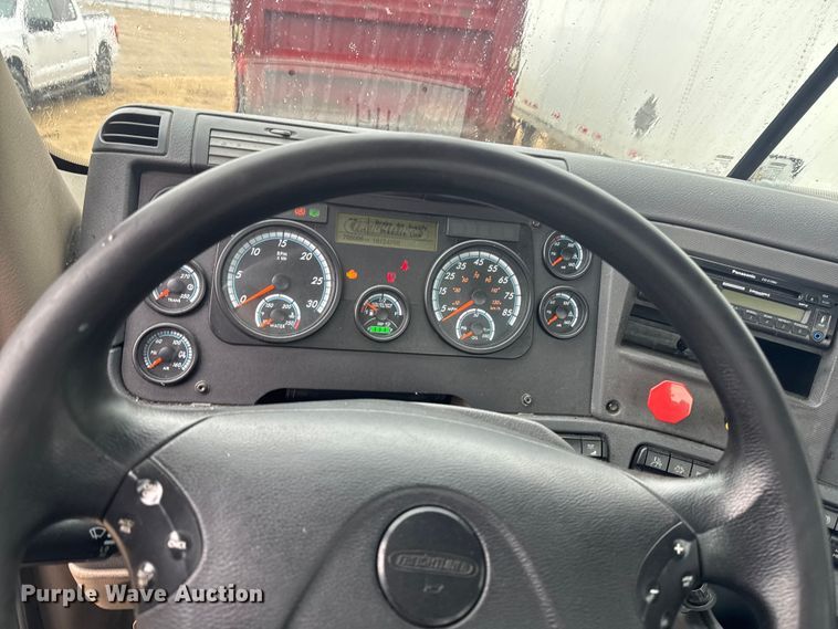 image for item YA2395 2017 Freightliner Cascadia 125 semi truck