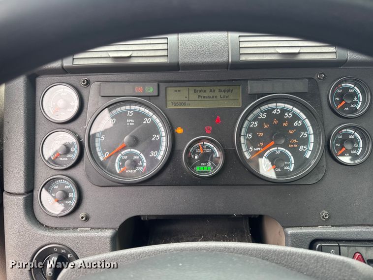 image for item YA2395 2017 Freightliner Cascadia 125 semi truck