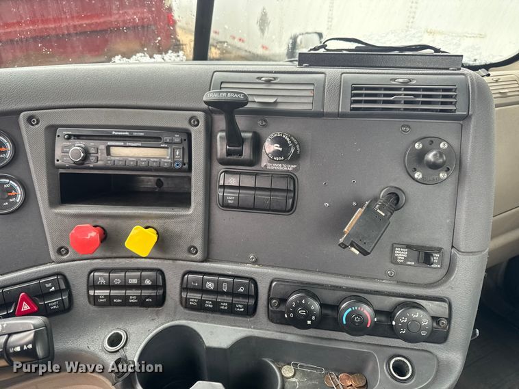 image for item YA2395 2017 Freightliner Cascadia 125 semi truck