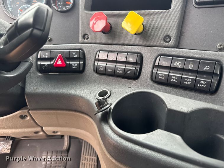 image for item YA2395 2017 Freightliner Cascadia 125 semi truck