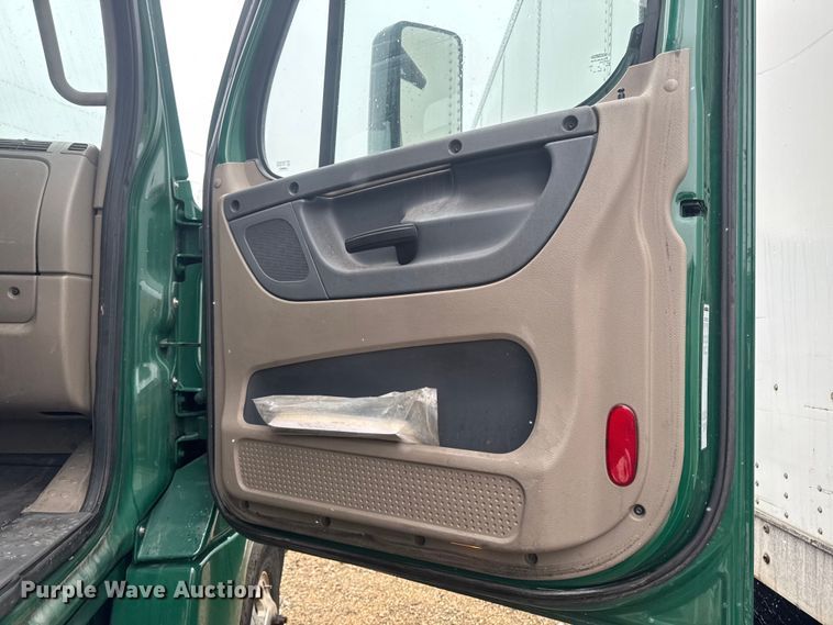 image for item YA2395 2017 Freightliner Cascadia 125 semi truck