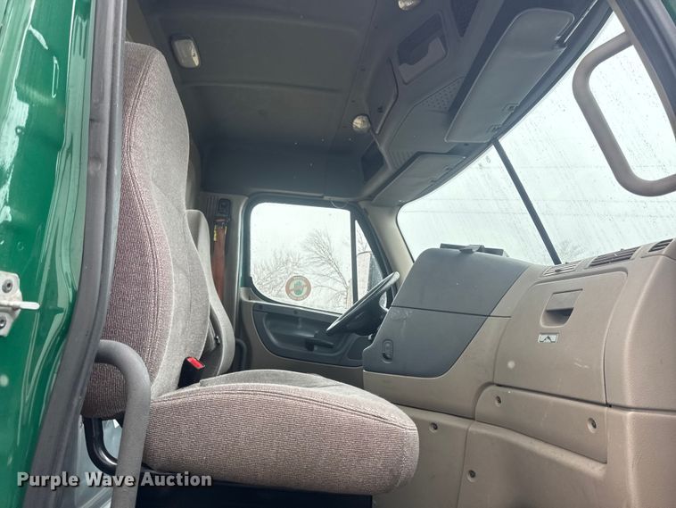 image for item YA2395 2017 Freightliner Cascadia 125 semi truck