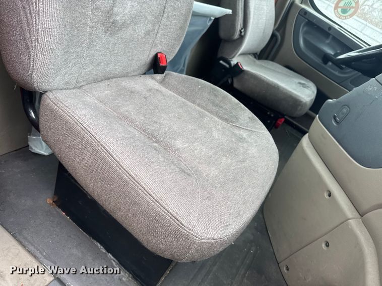 image for item YA2395 2017 Freightliner Cascadia 125 semi truck