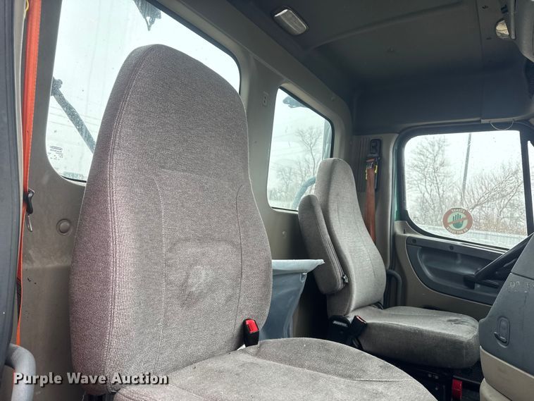 image for item YA2395 2017 Freightliner Cascadia 125 semi truck