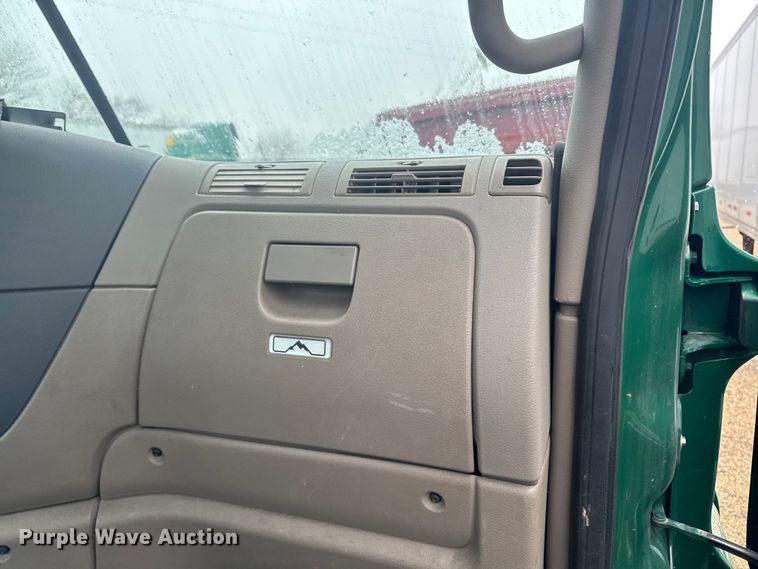 image for item YA2395 2017 Freightliner Cascadia 125 semi truck