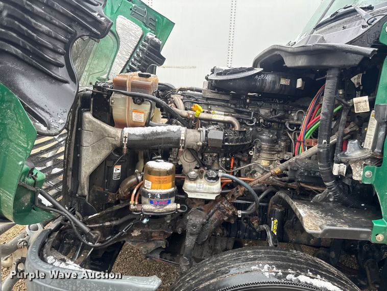 image for item YA2395 2017 Freightliner Cascadia 125 semi truck