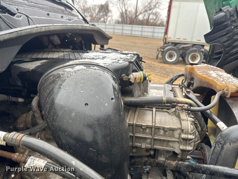 image for item YA2395 2017 Freightliner Cascadia 125 semi truck