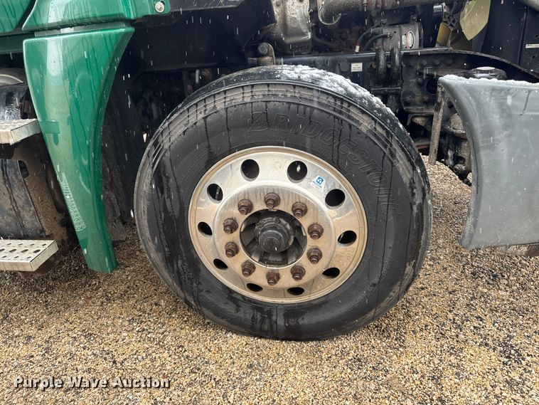 image for item YA2395 2017 Freightliner Cascadia 125 semi truck