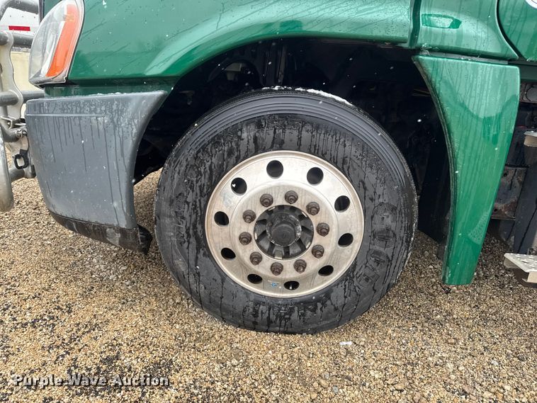 image for item YA2395 2017 Freightliner Cascadia 125 semi truck