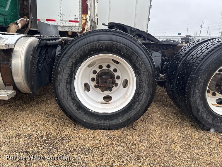 image for item YA2395 2017 Freightliner Cascadia 125 semi truck