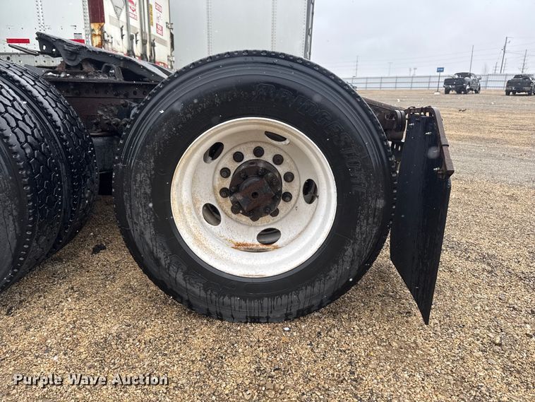 image for item YA2395 2017 Freightliner Cascadia 125 semi truck