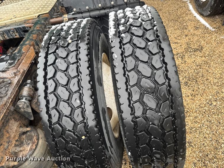 image for item YA2395 2017 Freightliner Cascadia 125 semi truck