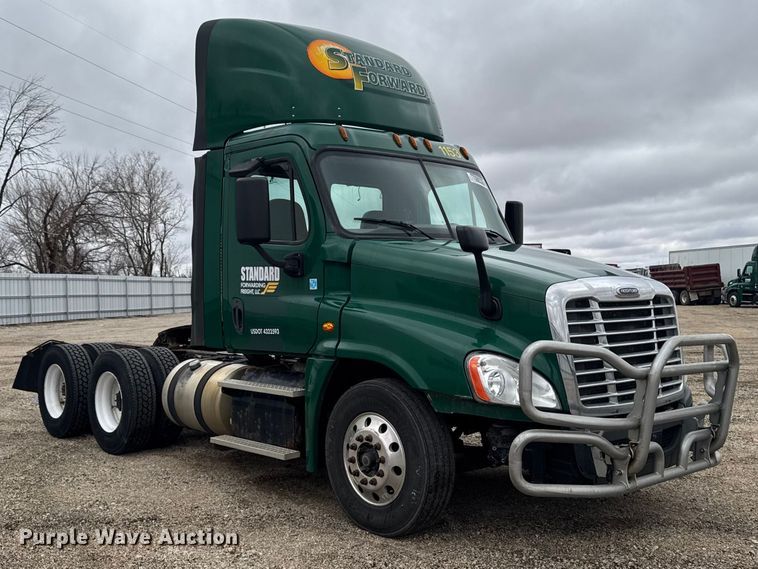 image for item YA2396 2017 Freightliner Cascadia 125 semi truck