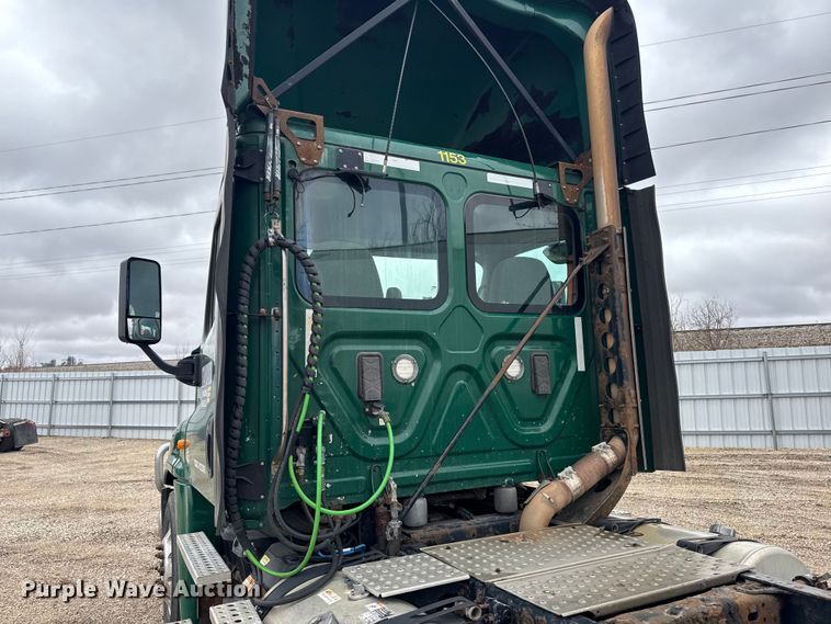 image for item YA2396 2017 Freightliner Cascadia 125 semi truck