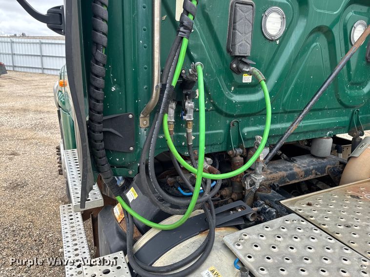 image for item YA2396 2017 Freightliner Cascadia 125 semi truck