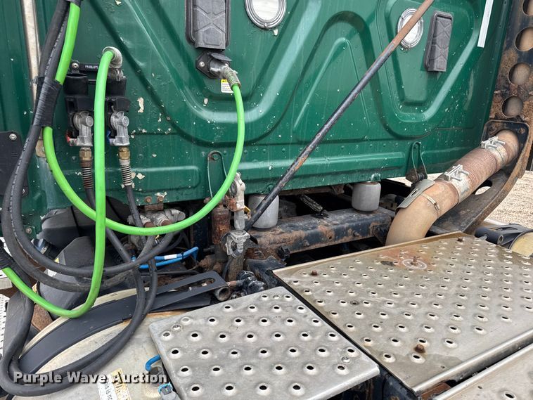 image for item YA2396 2017 Freightliner Cascadia 125 semi truck