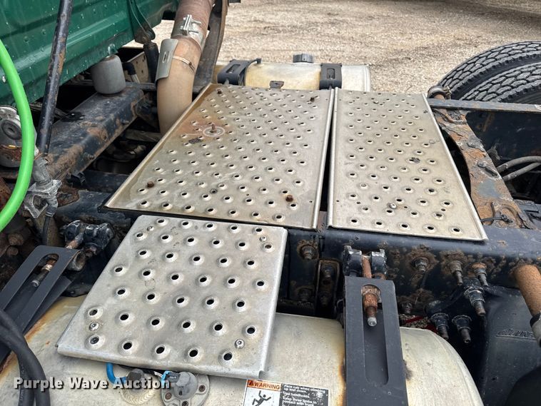 image for item YA2396 2017 Freightliner Cascadia 125 semi truck