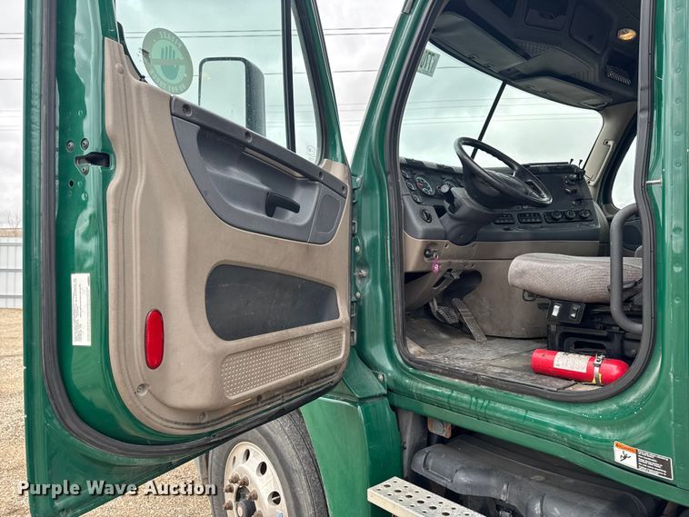 image for item YA2396 2017 Freightliner Cascadia 125 semi truck