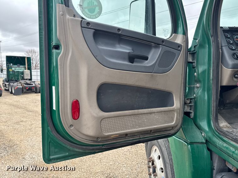 image for item YA2396 2017 Freightliner Cascadia 125 semi truck