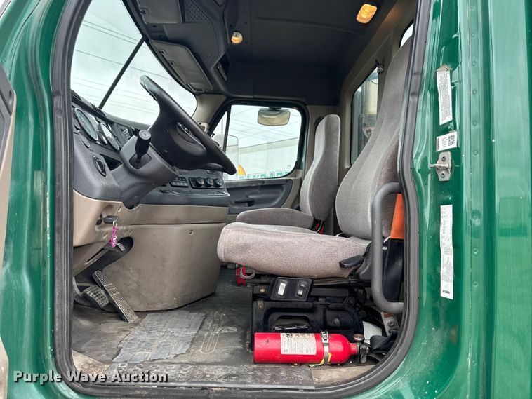 image for item YA2396 2017 Freightliner Cascadia 125 semi truck