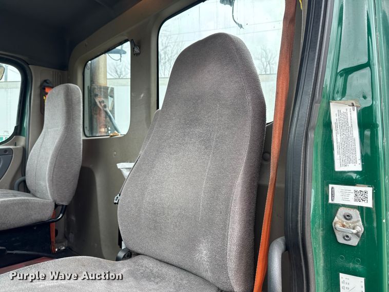 image for item YA2396 2017 Freightliner Cascadia 125 semi truck