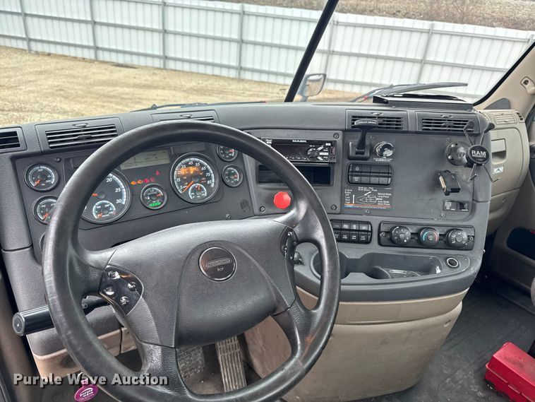 image for item YA2396 2017 Freightliner Cascadia 125 semi truck