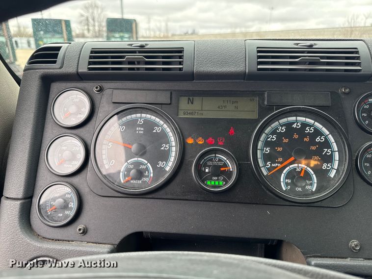 image for item YA2396 2017 Freightliner Cascadia 125 semi truck