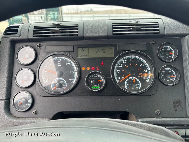 image for item YA2396 2017 Freightliner Cascadia 125 semi truck